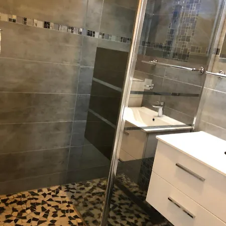 Moderne 2 Pieces Centre De דירה